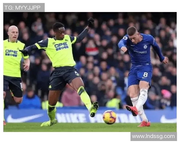 足球球星激烈对抗中惊险瞬间引发赛场安全关注