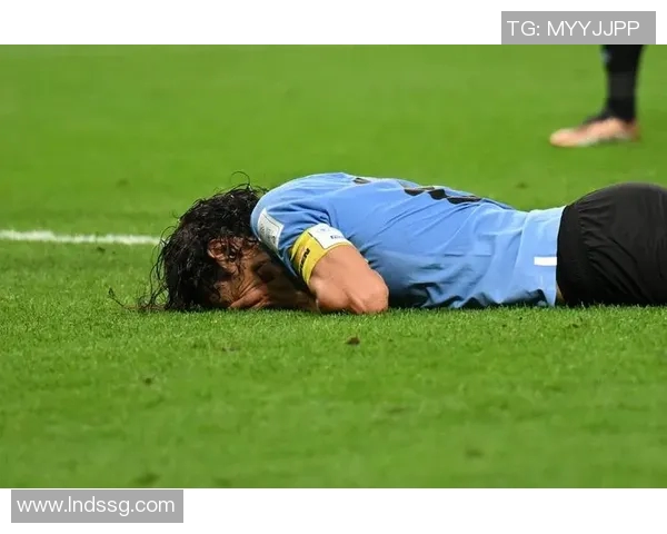 足球巨星荣耀时刻揭秘：从场上到场外的精彩人生与足坛传奇故事