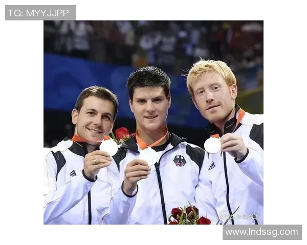 足球球星退役后的新生活 球迷心中的传奇与现实的碰撞